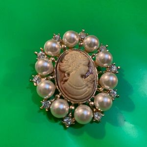 Beautiful pearls cameo brooch lady vivianne pin